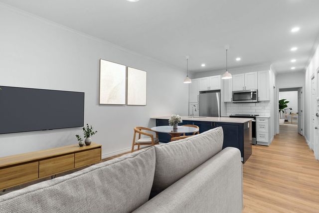 Logement rénové — cuisine et salon lumineux